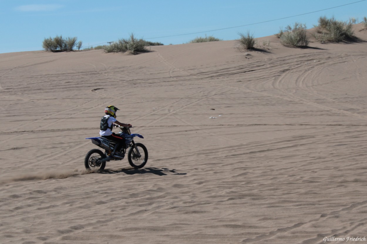 "Motocross en los mdanos (II)" de Guillermo Friedrich