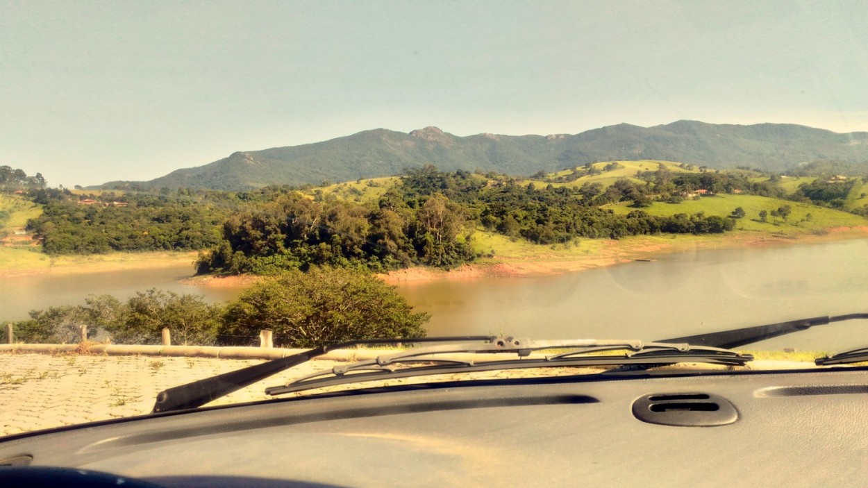 "De dentro do carro, com o celular." de Decio Badari