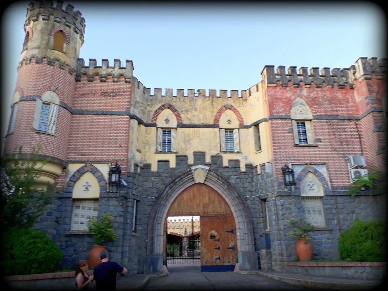 "Castillo medieval en Valle Hermoso." de Daniela Romani