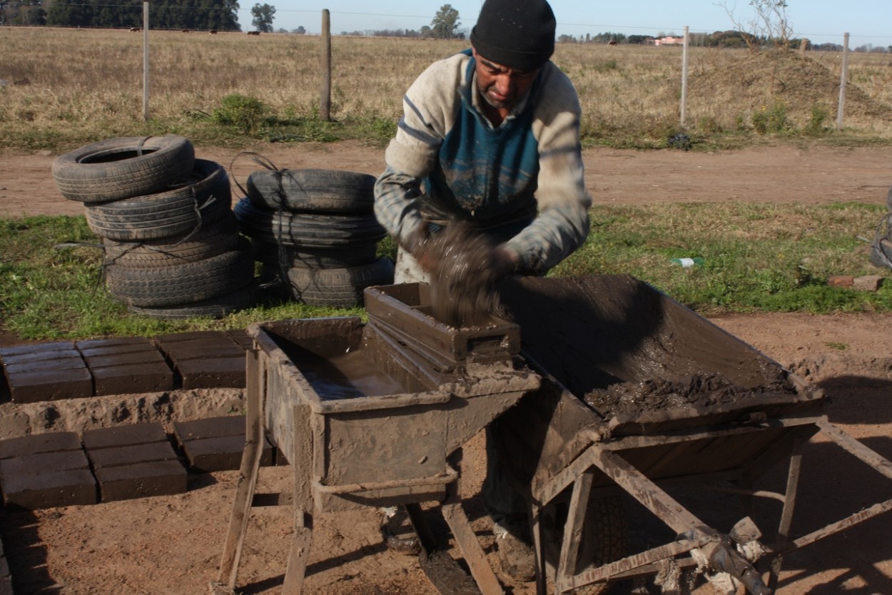 "ladrillero en accin" de Delia Raquel Sakauskas