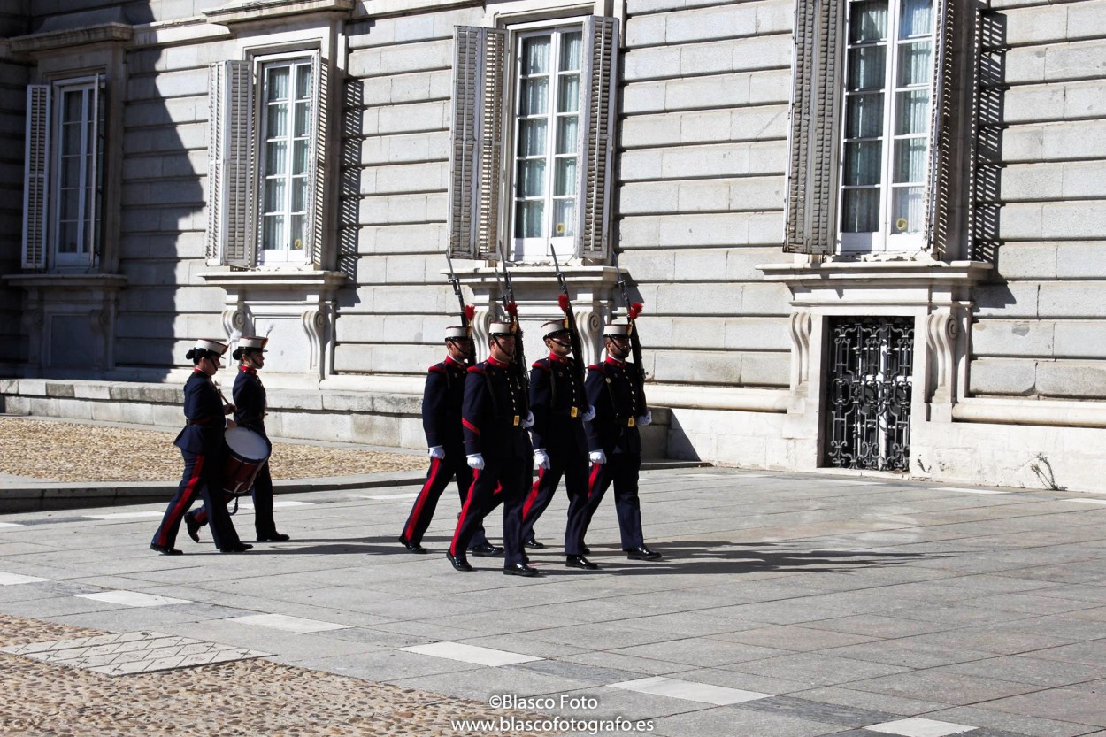 "Cambio de Guardia en el Palacio Real de Madrid" de Luis Blasco Martin