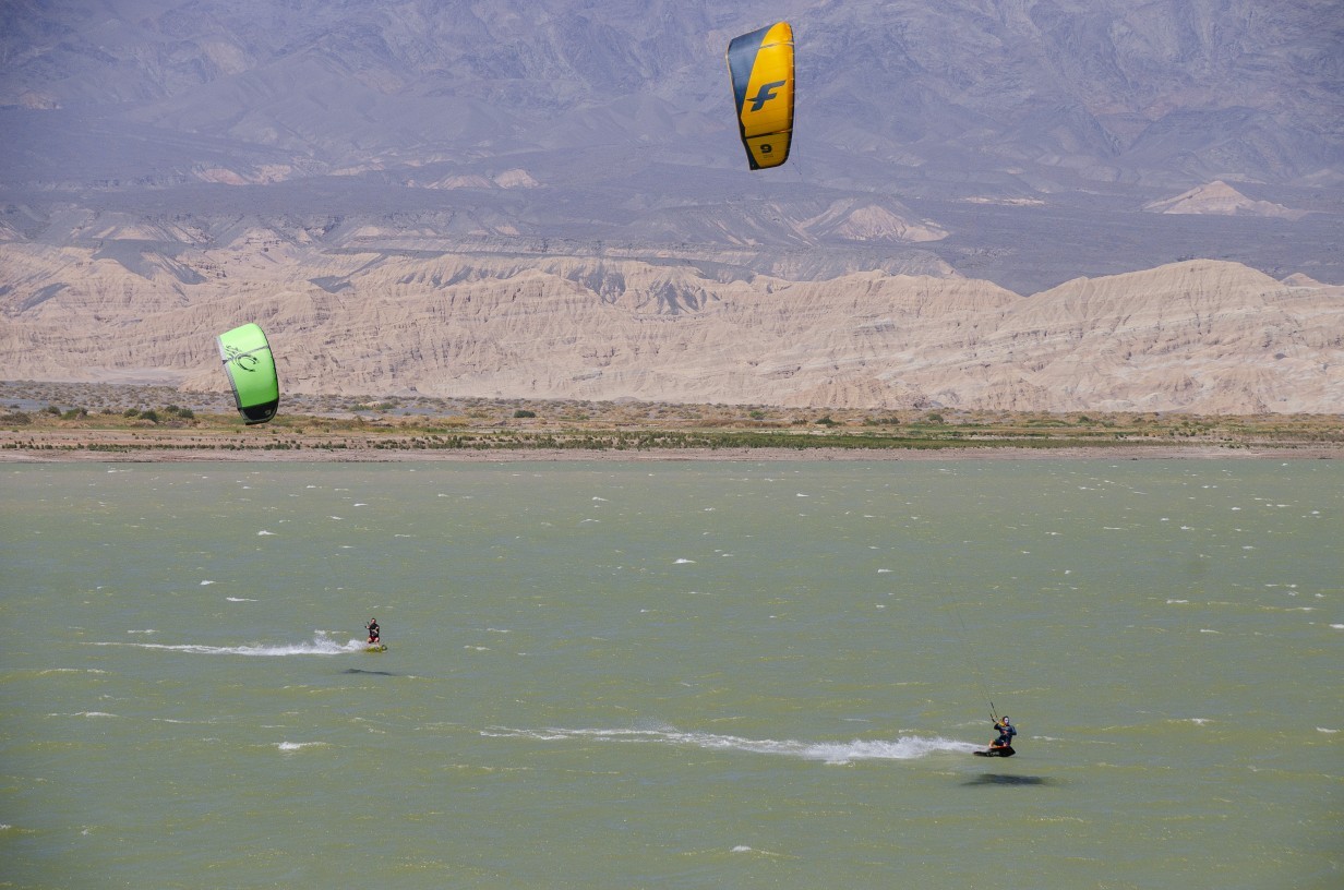 "Kitesurf en el dique Cuesta del viento, San Juan" de Jose A. Vivas