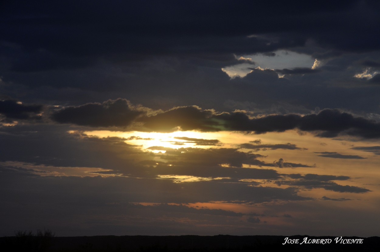 "ocaso en el valle" de Jose Alberto Vicente