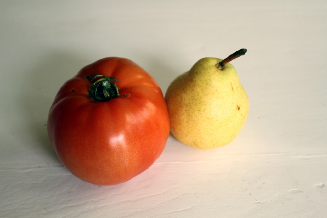 "O Tomate do nosso jardim/horta e a Pera......" de Decio Badari