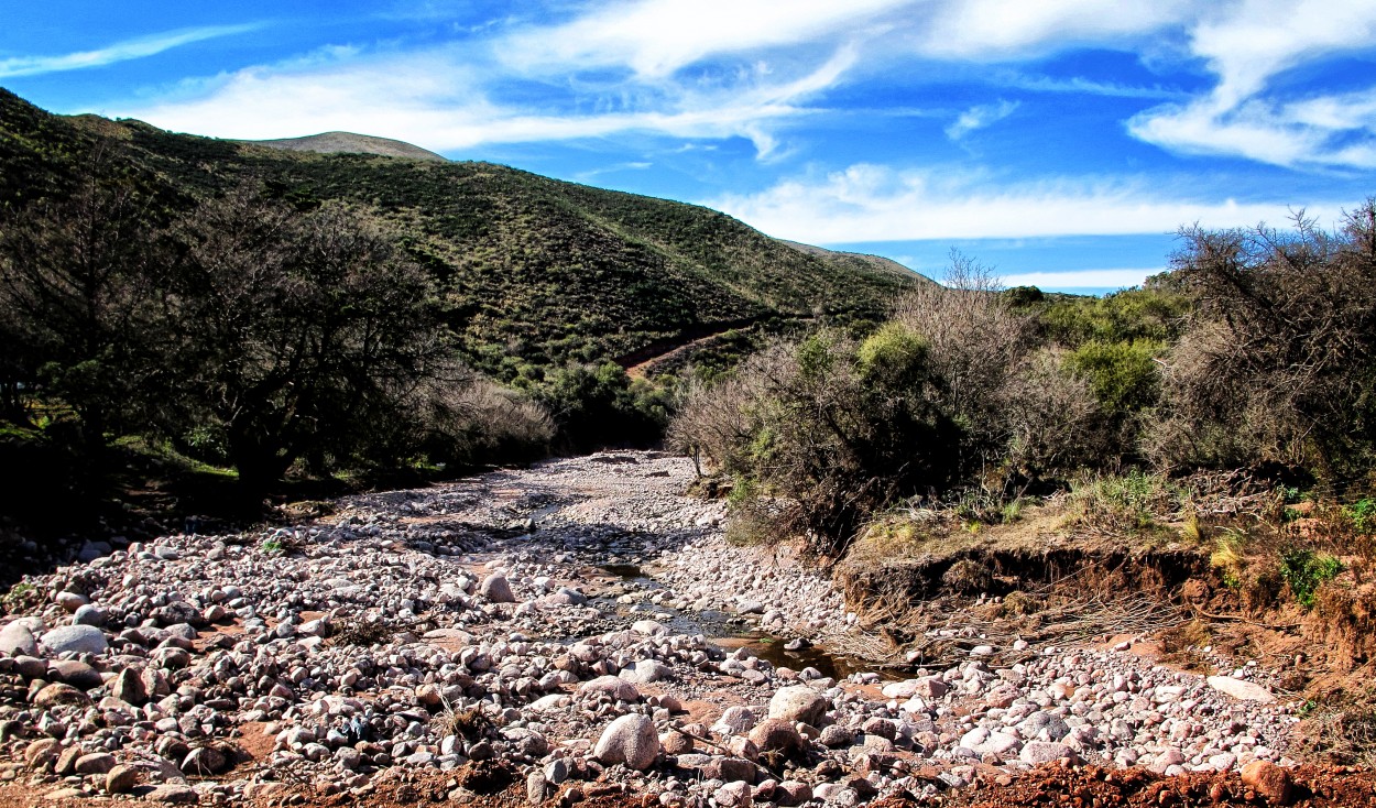 "Camino de tierra, piedras y agua..." de Juan Carlos Barilari