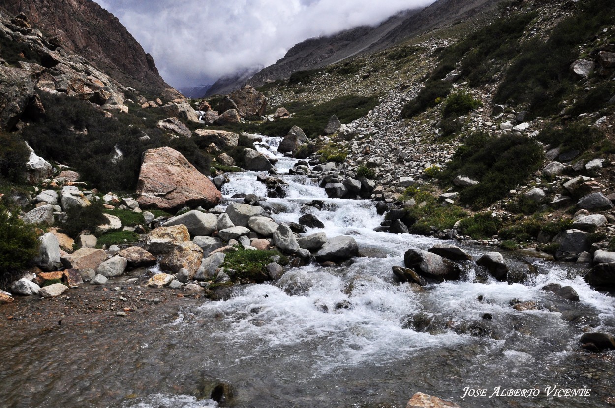 "arroyo del Paso del Portillo; Tunuyan, Mendoza." de Jose Alberto Vicente