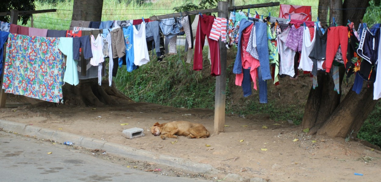 "Na periferia as roupas secam na rua......" de Decio Badari