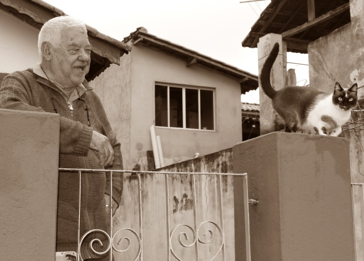 "Um bom dia,um bom bate papo e troca de olhares !" de Decio Badari