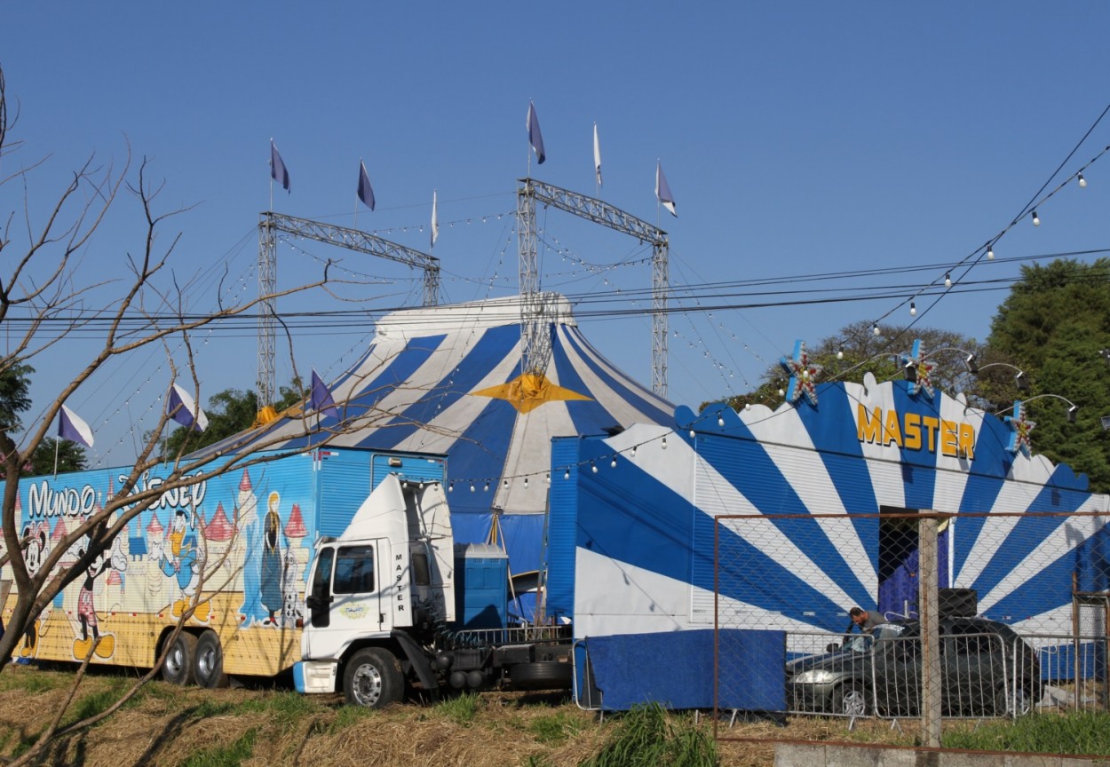 "Alegria, o circo chegou na cidade......" de Decio Badari