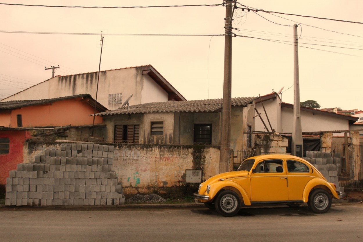 "Tenho um carro, mas no tenho garagem....." de Decio Badari