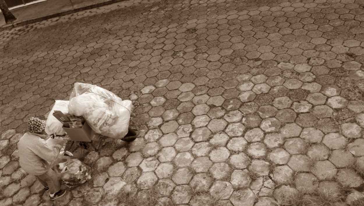 "Mais uma fria manh, mais uma carga......" de Decio Badari