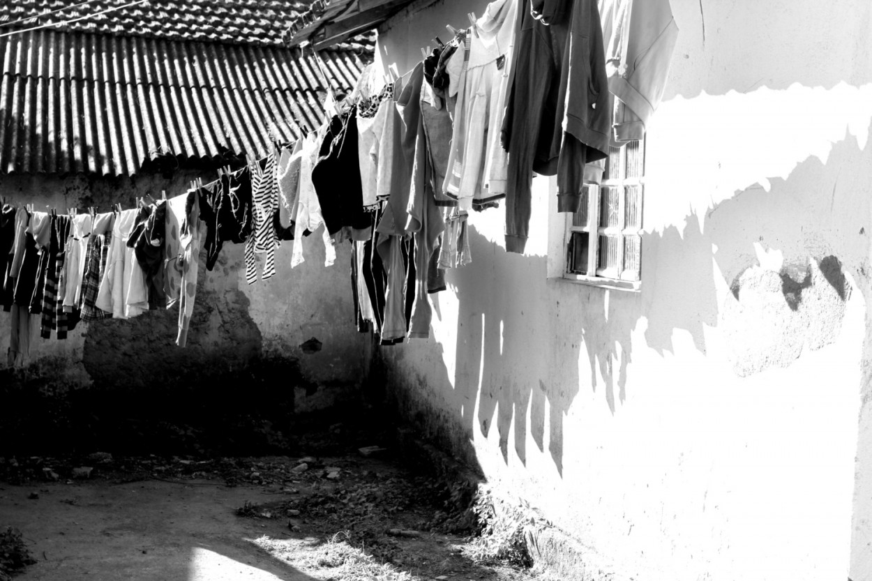 "Na periferia, `lava roupas todos os dias......" de Decio Badari