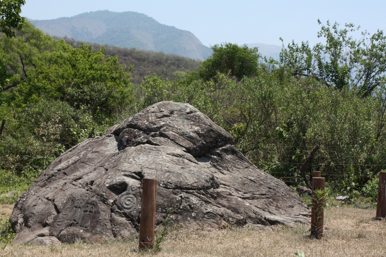 "piedra tallada" de Delia Raquel Sakauskas