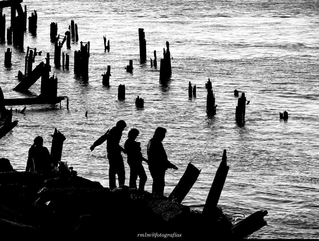 "Siluetas en el muelle" de Ricardo Mximo Lopez Moral