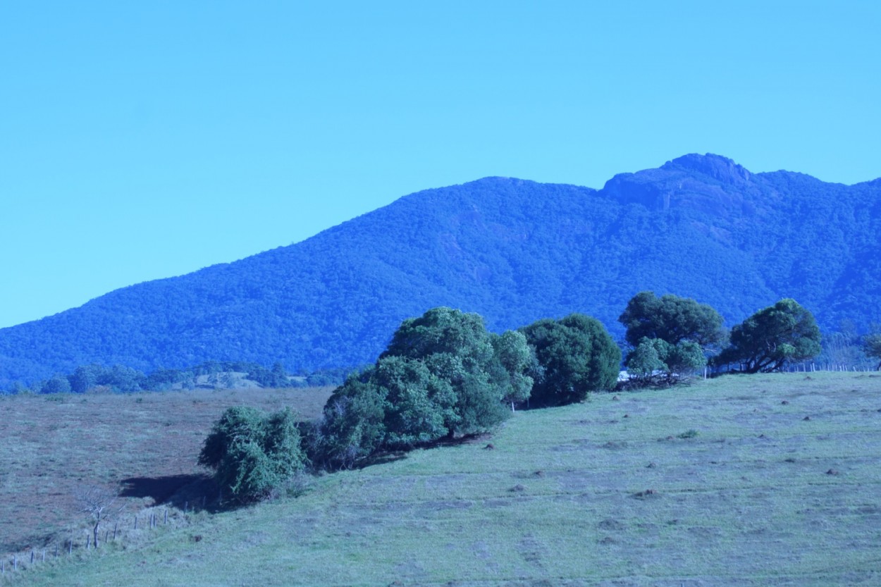 "Joanpolis, onde as montanhas ` so azuis `......" de Decio Badari