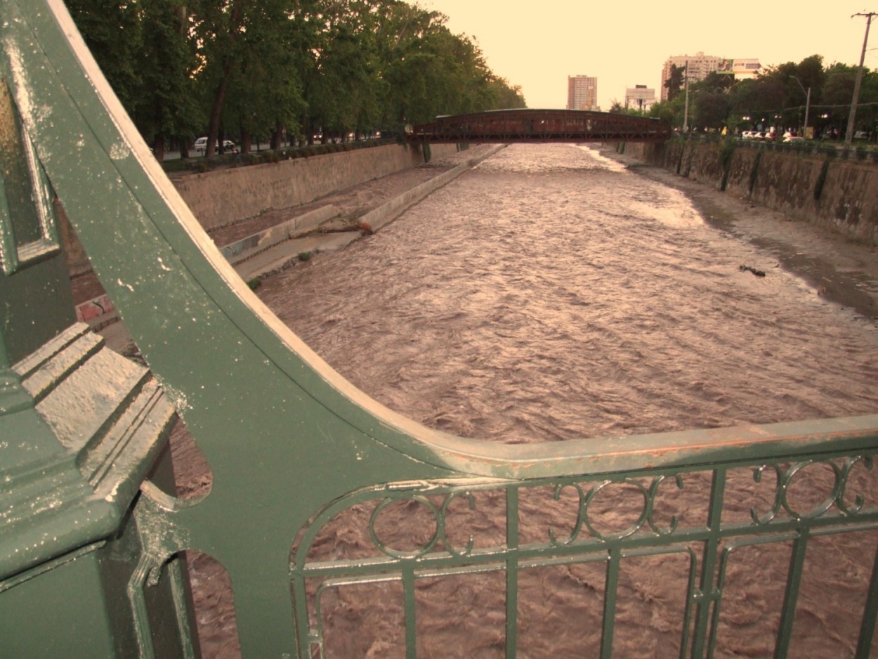 "O degelo do Rio Mapocho, em Santiago do Chile....." de Decio Badari