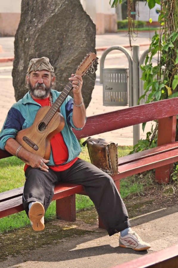 "O ` Caipira ` a ` Viola caipira ` nesta pose....." de Decio Badari