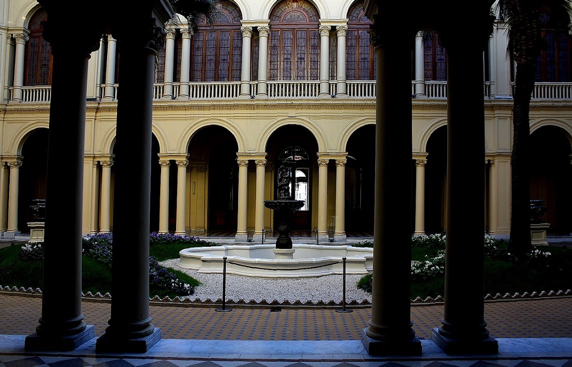 "patio de palmeras" de Delia Raquel Sakauskas