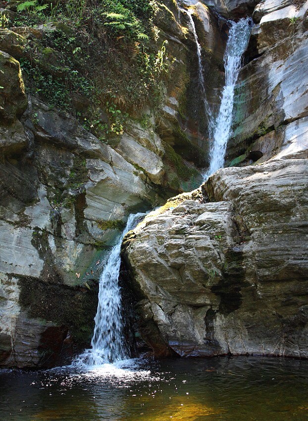 "salto de agua" de Delia Raquel Sakauskas