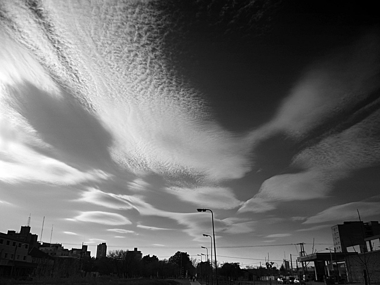 "ciudad y nubes" de Marcos Pedro Escudero
