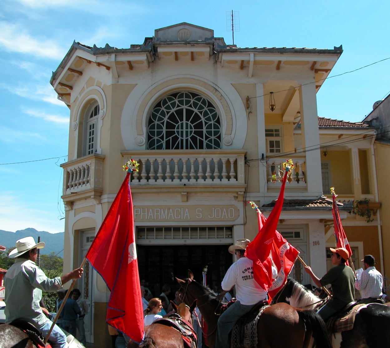 "Tradices, ` Festa do Divino Espirito Santo `" de Decio Badari