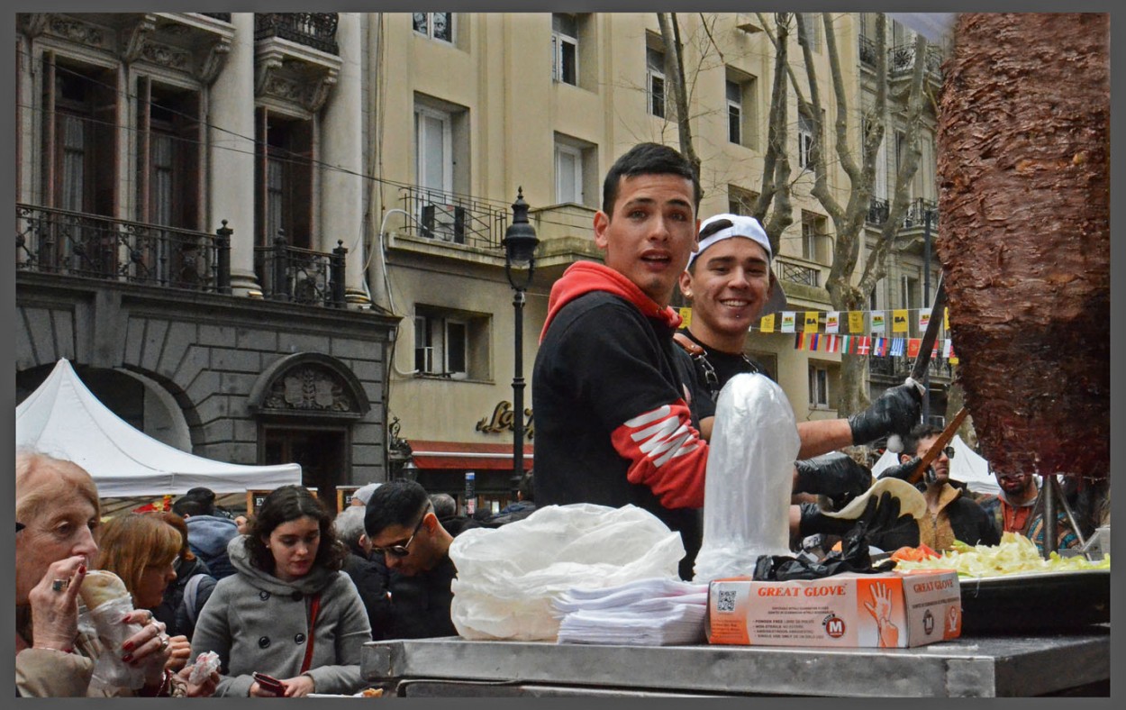 "Disfrutando el shawarma" de Jorge Vicente Molinari