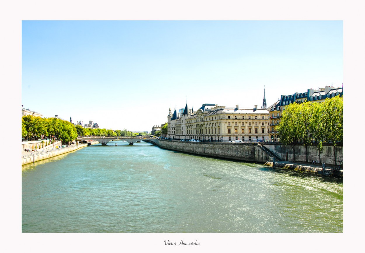 "PARIS" de Victor Houvardas