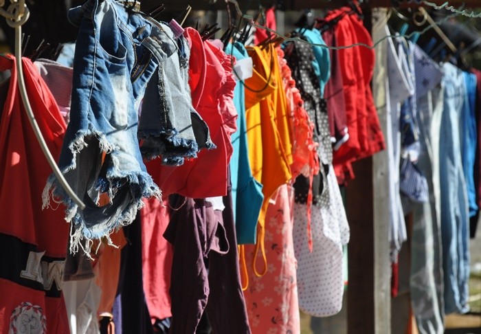 "Cores da periferia, roupas secas nas ruas......." de Decio Badari