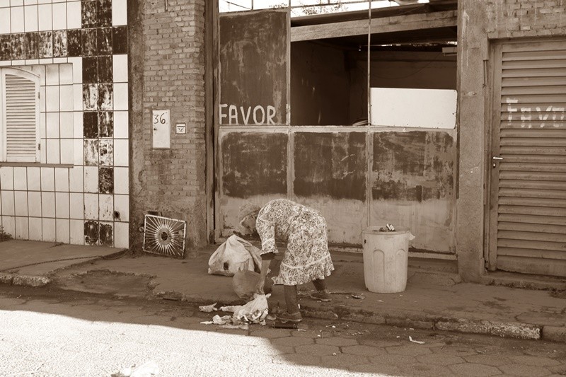"Uma parte do Brasil, vive na linha de pobreza....." de Decio Badari