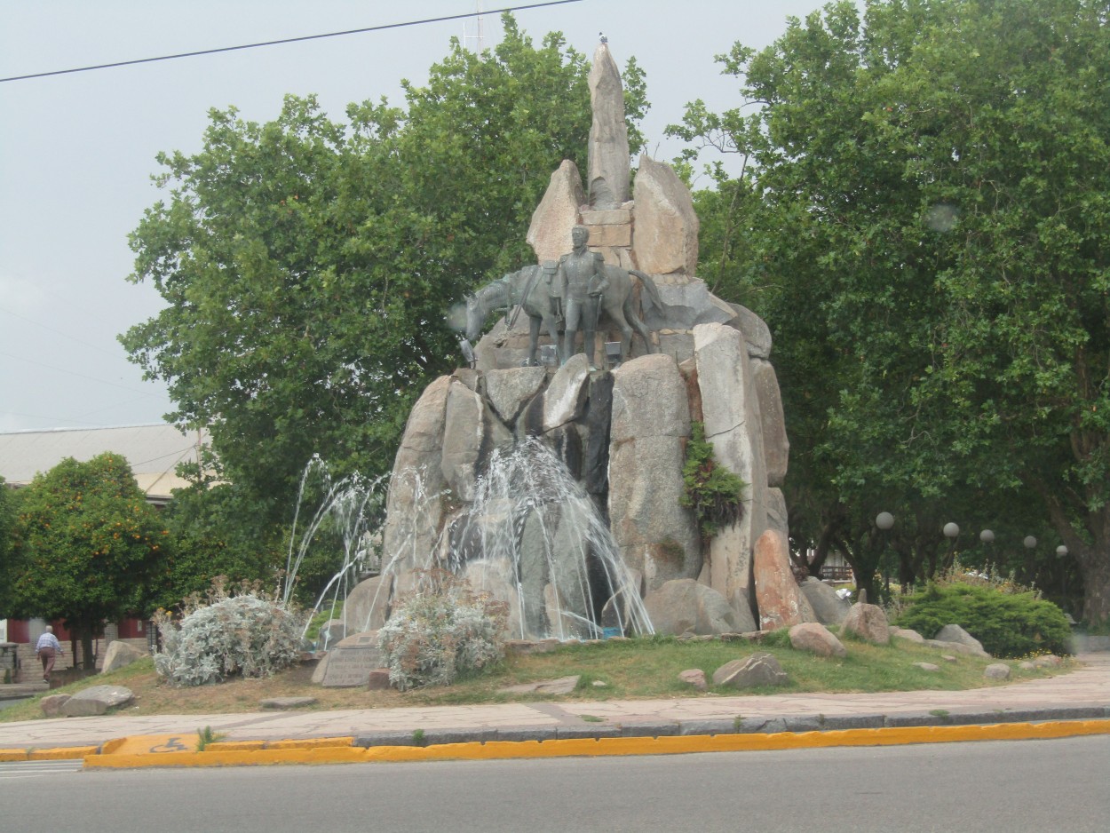 "El monumento " de Miguel Angel Palermo
