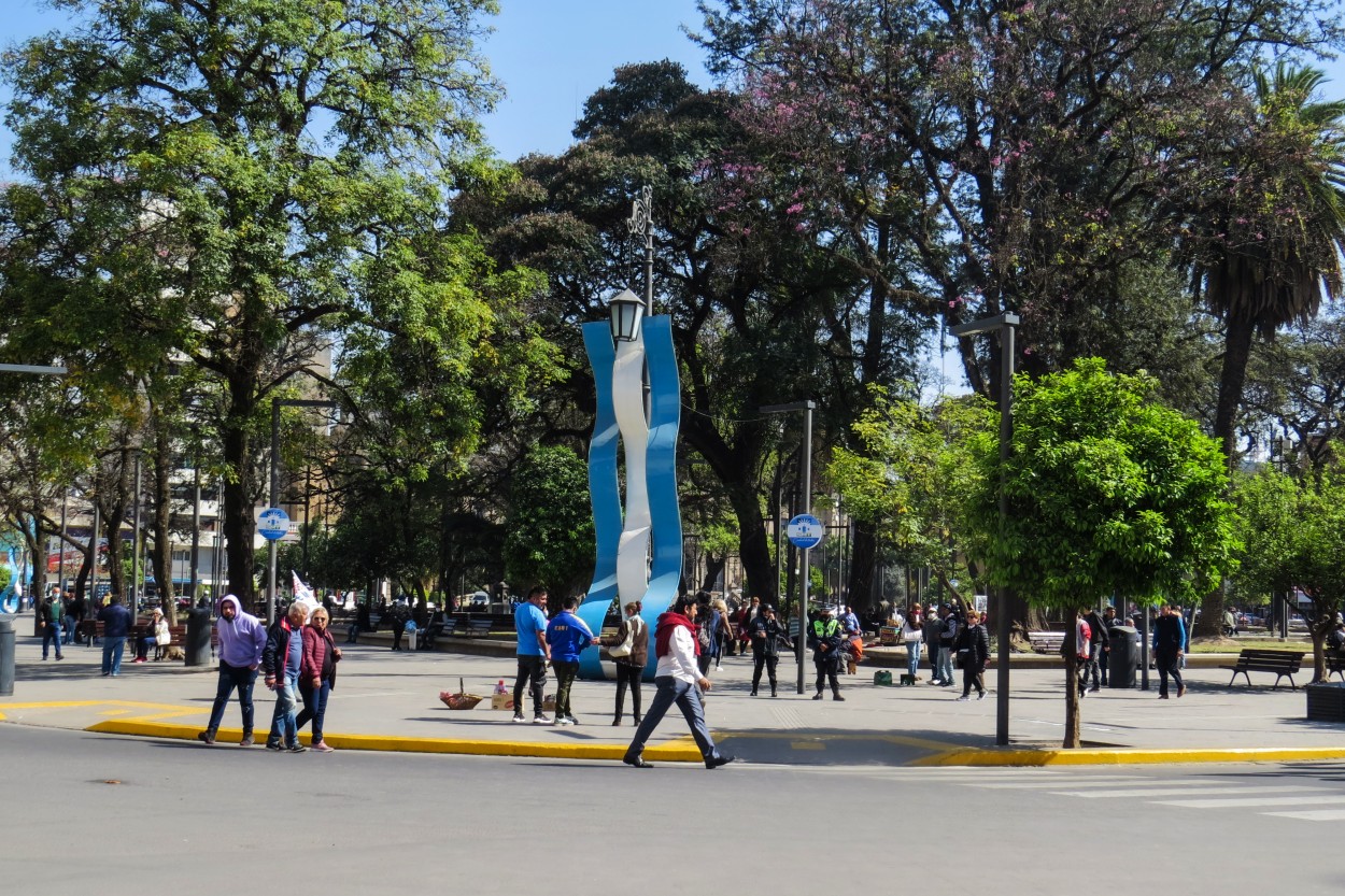 "`Movimiento en la plaza`" de Iris Elizabeth Scotto