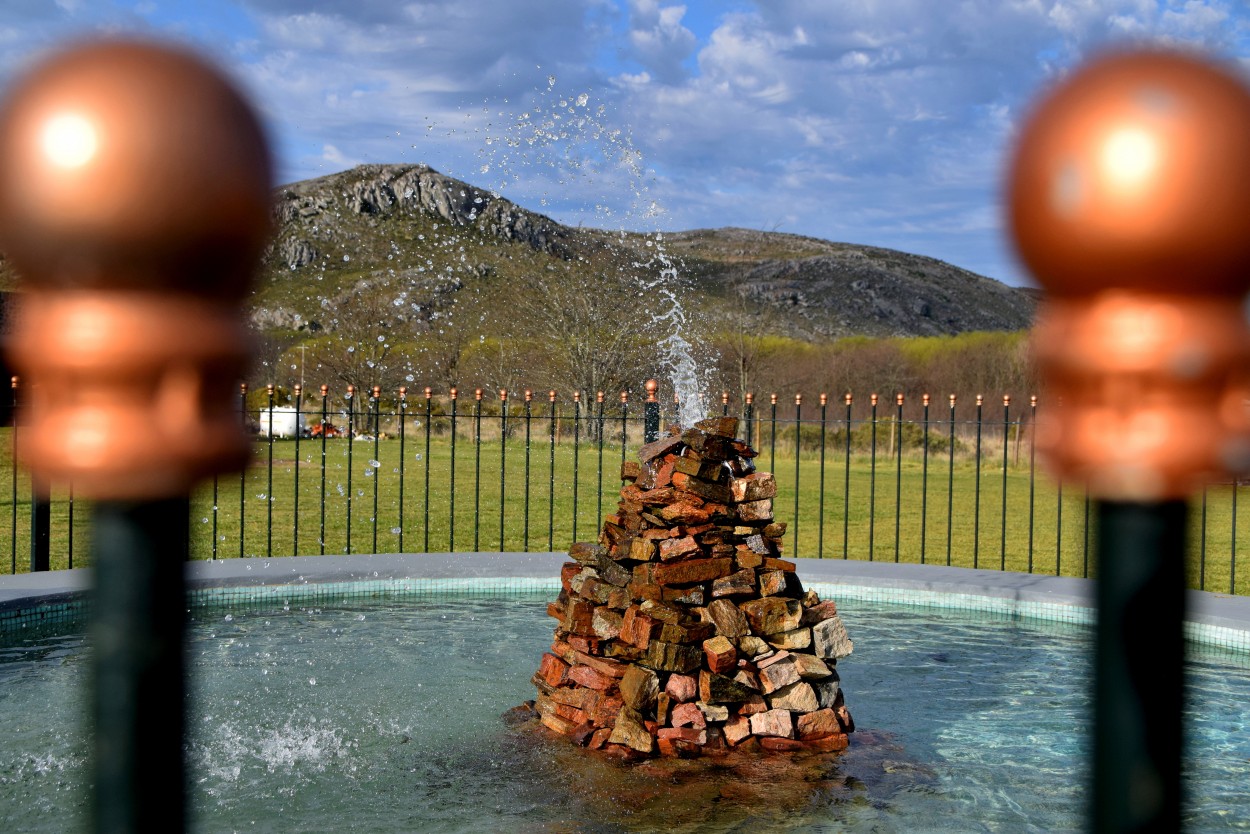 "La Fuente y Las Sierras" de Claudio Monteleone