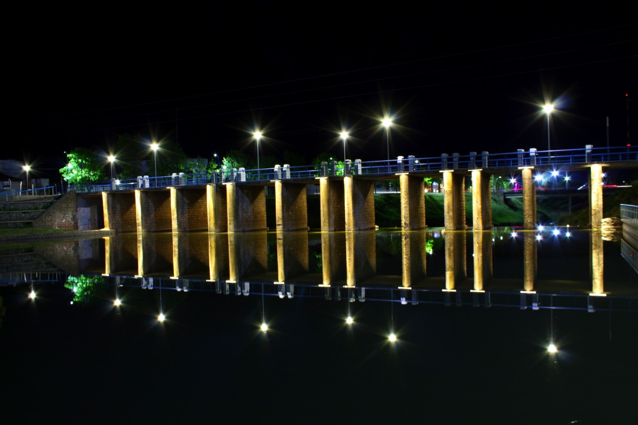 "Reflejos en la Noche" de Mario Pescader