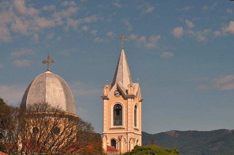 "Em busca de limpar a poluio visual, cabos......." de Decio Badari