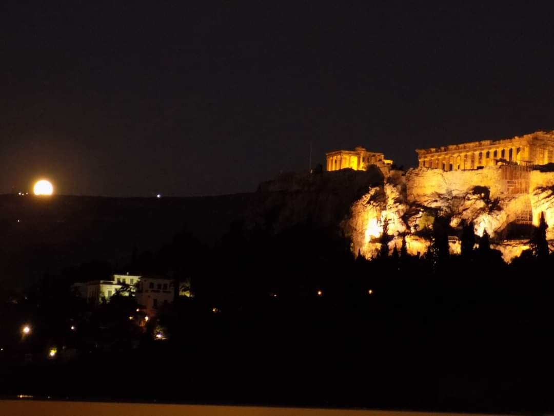 "Asoma la luna en la Acrpolis" de Lidia Marence