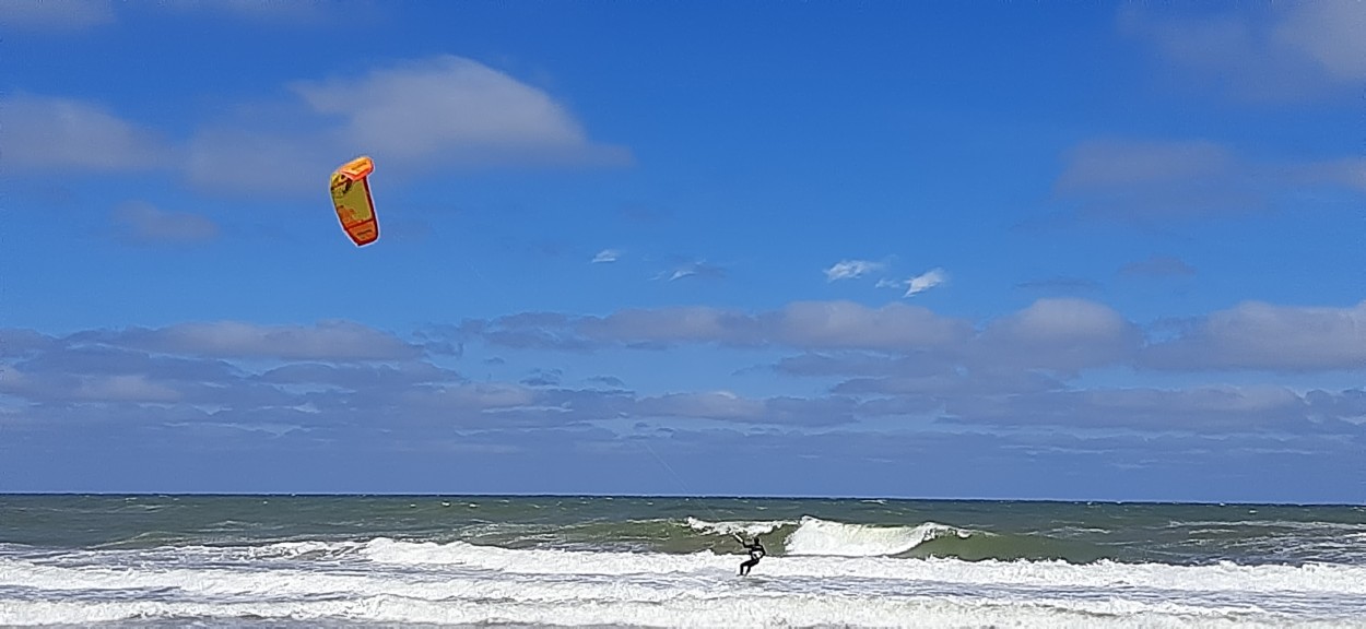 "Jugando con las olas" de Juan Carlos Viegas