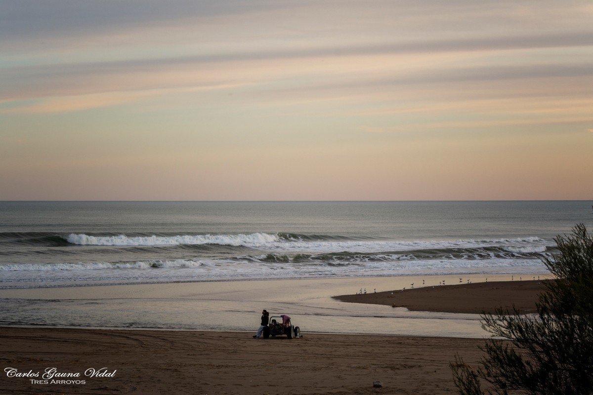 "Atardecer en la playa" de Carlos Gauna