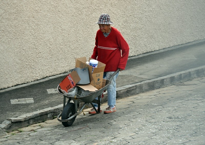 "A Sra. ` Dona Nega ` com mais de 80 anos em seu..." de Decio Badari