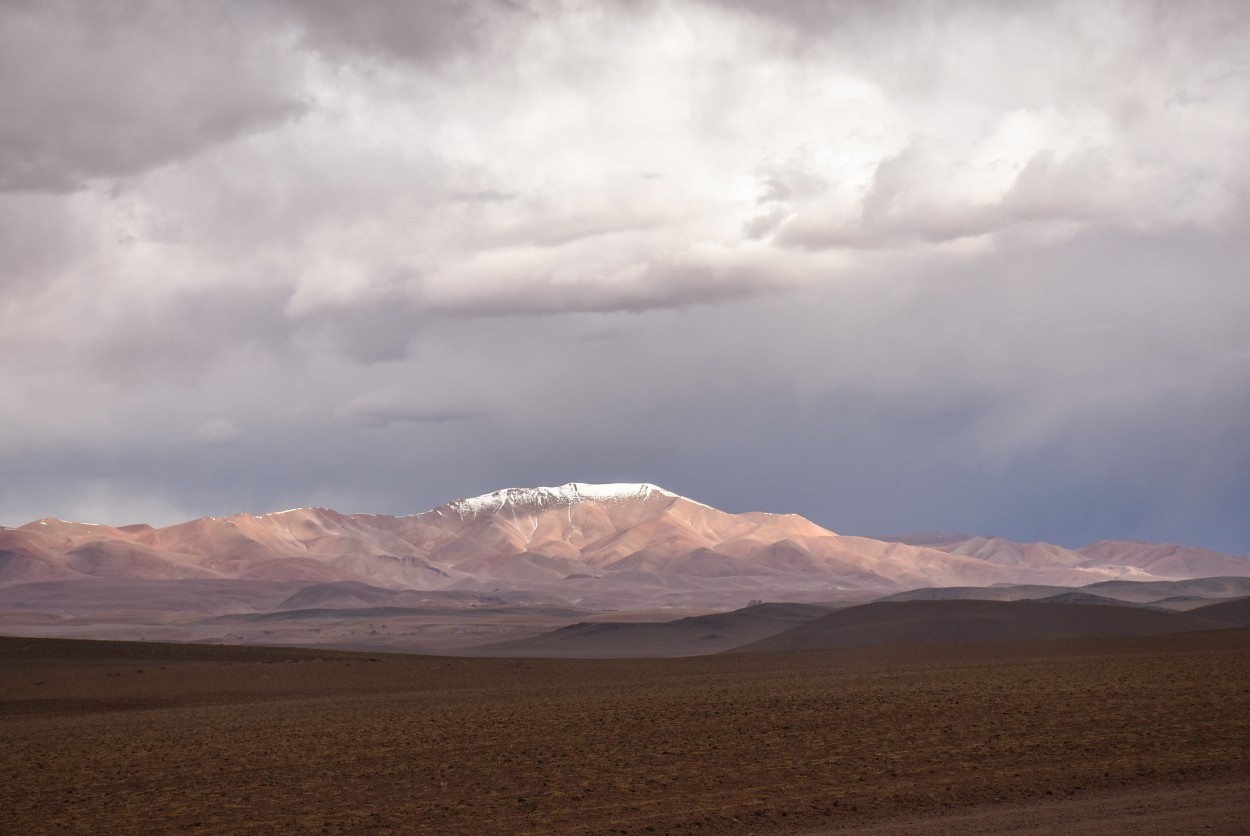 "Entre el sol y la tormenta" de Daniel Oliveros