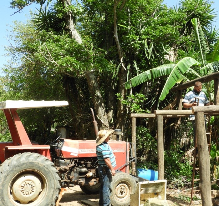 "Na velha fazenda, pai e filho na lida diria....." de Decio Badari