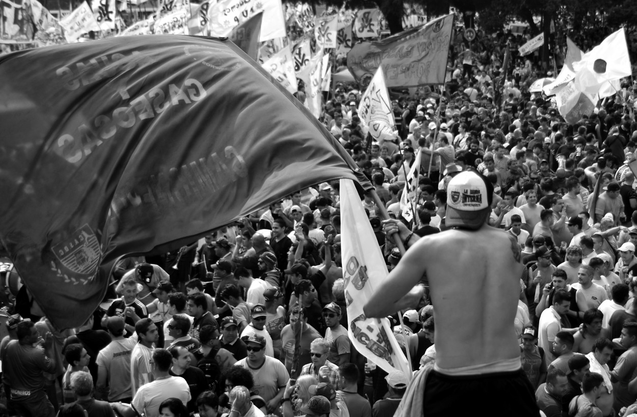 "Bandera al viento en el mar de gente" de Sergio Oscar Pisani