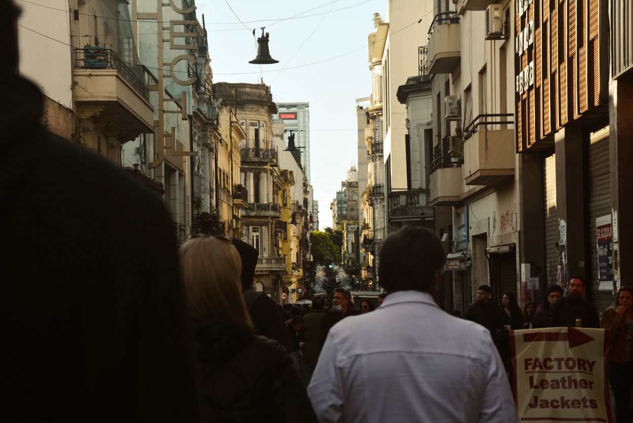 "Camuflaje en el tumulto de la ciudad" de Federica Dech