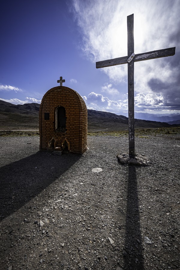 "Hito religioso en la puna..." de Carlos Cavalieri