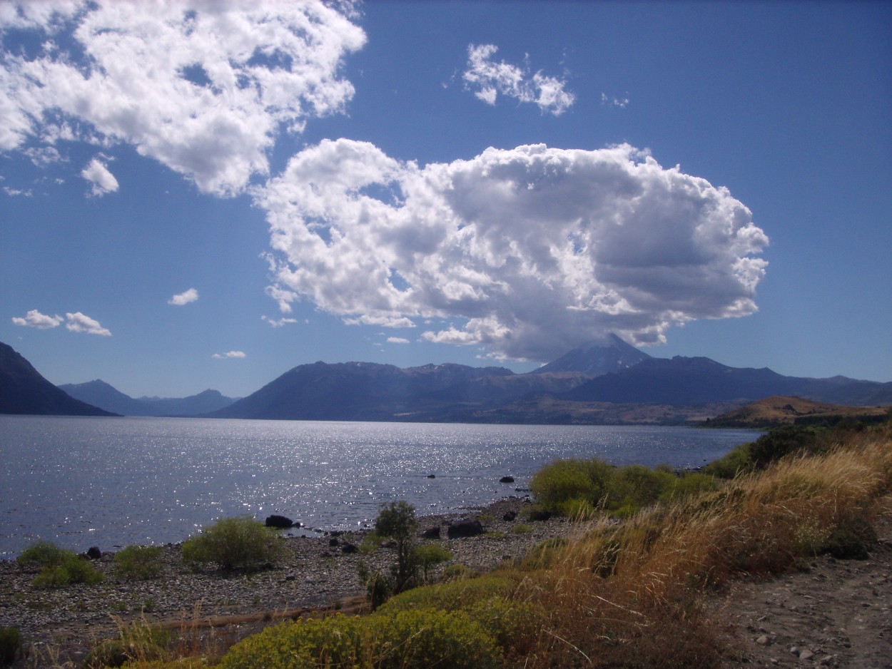 "Lago Huechulafquen" de Lidia Marence