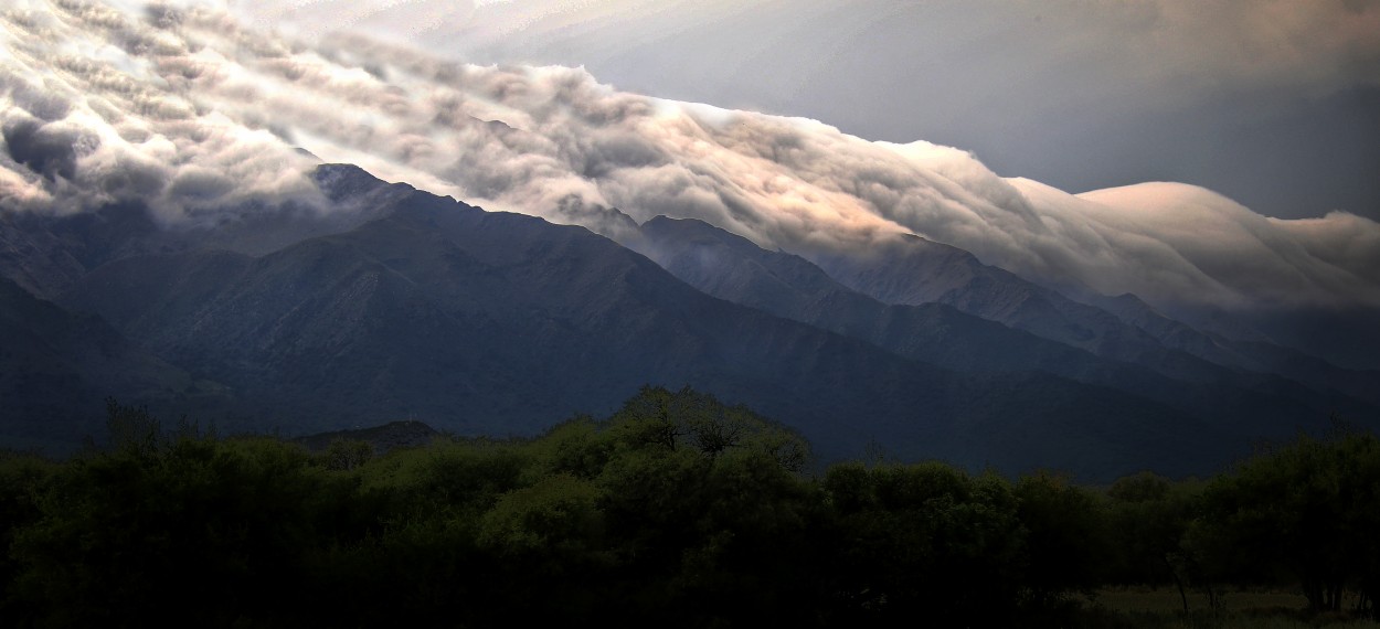 "Nubes envolventes..." de Juan Carlos Barilari