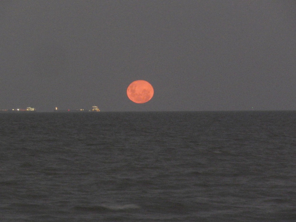 "Sali la Luna en Punta Lara (color real)" de Jos Luis Mansur