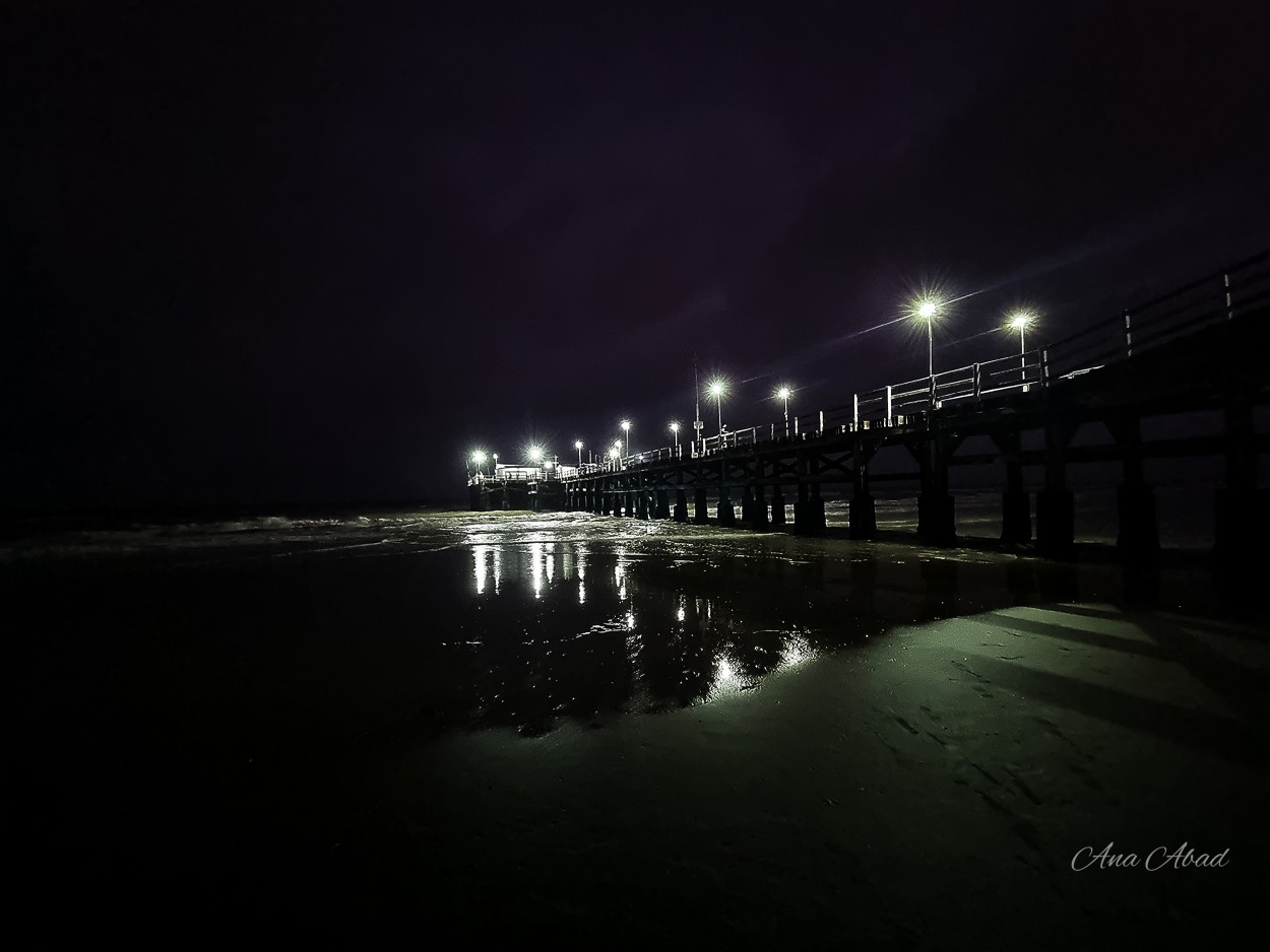 "Noche en el muelle" de Analia Abad