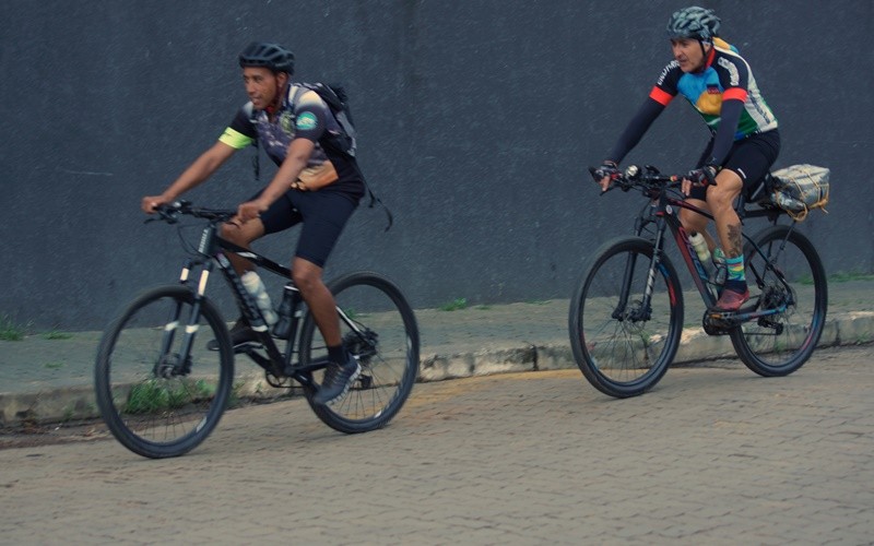 "Os ciclistas na manh nublada......" de Decio Badari