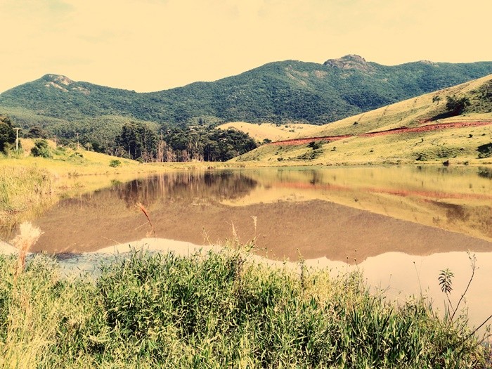 "Uma pausa na rodovia `Serras e guas `" de Decio Badari