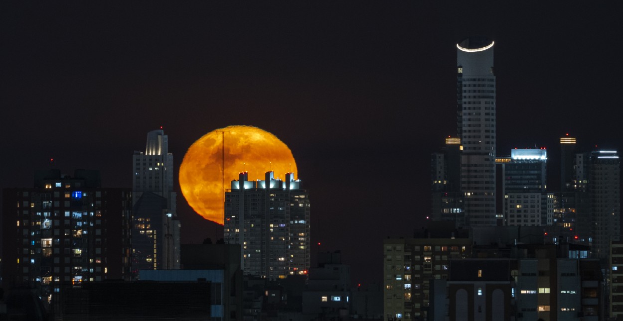 "Luna sobre Puerto Madero" de Gonzalo Rodrigo Flores